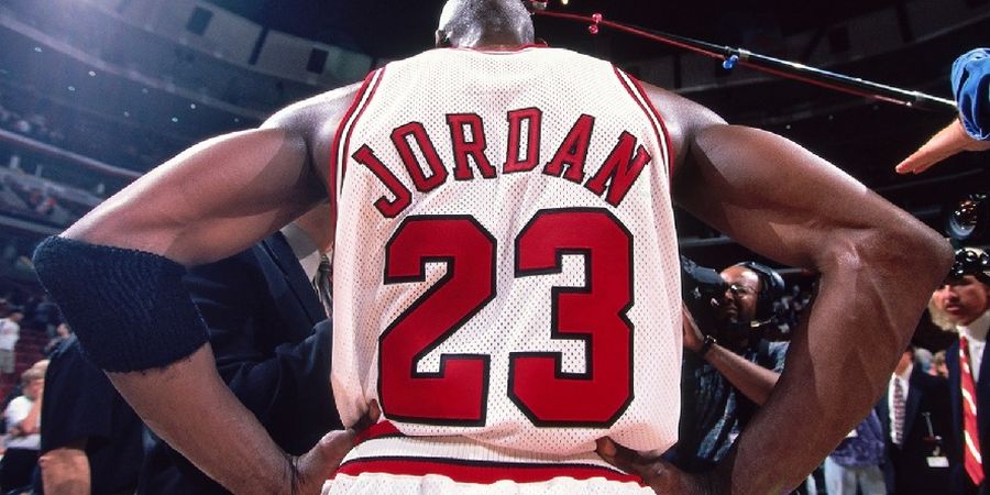 SEJARAH HARI INI - Nomor Legendaris Michael Jordan Dipensiunkan