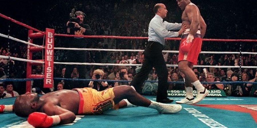 SEJARAH HARI INI - Lawan 19 Tahun Lebih Muda Di-KO, George Foreman Jadi Juara Dunia Tinju Kelas Berat Tertua