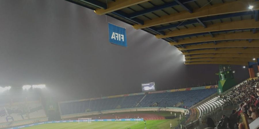 Piala Dunia U-17 - Lapangan Stadion Si Jalak Harupat Tuai Pujian Warganet Usai Diguyur Hujan Deras