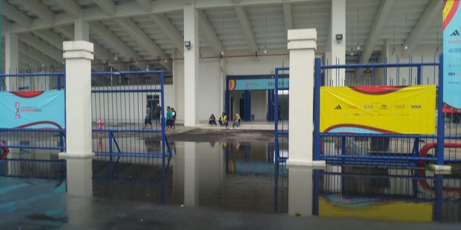 Piala Dunia U-17 2023 - Bandung Diterpa Hujan Deras, Stadion Si Jalak Harupat Banyak Genangan Air