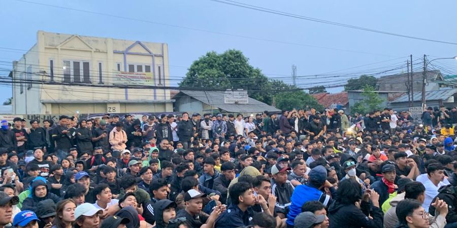 Buntut Kerusuhan Laga Lawan Dewa United, Tiga Suporter Persib Dapat Sanksi Larangan Masuki Stadion Selama 5 Tahun