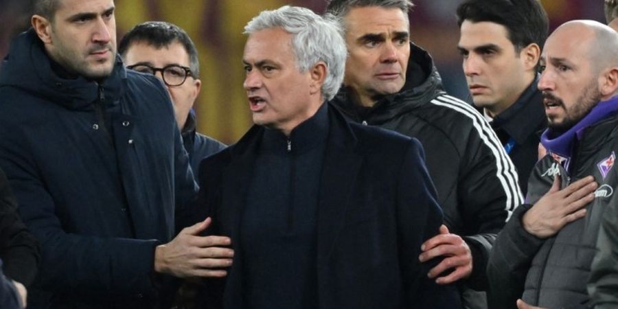 Roma Diganjar 2 Kartu Merah dan Gagal Menang, Mourinho Ogah Diwawancara