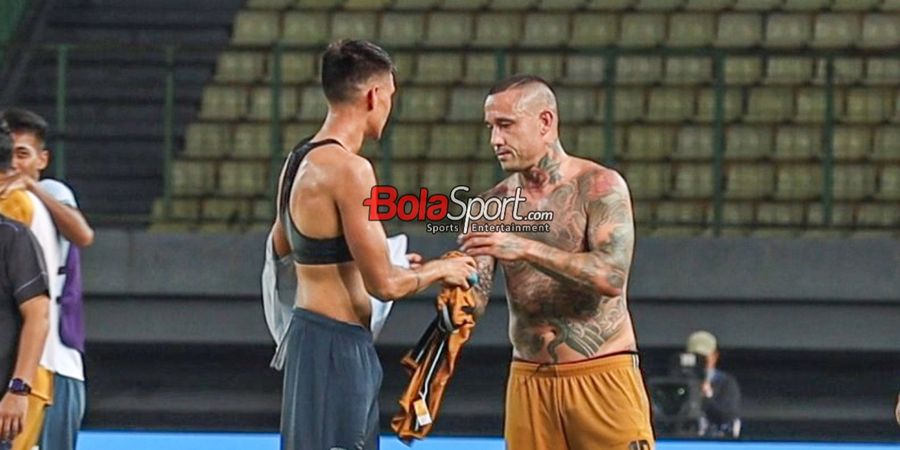 Usai Laga Bhayangkara FC Vs Persita, Radja Nainggolan Terima Ajakan Tukar Jersey Bek Timnas Filipina