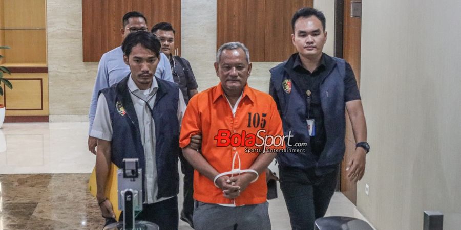 Jalan Terpincang-pincang, Vigit Waluyo Dalang Tersangka Match Fixing Liga 2 2018 Bungkam Saat Digiring Masuk Bui