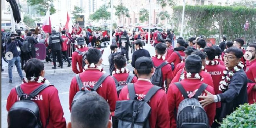 VIDEO - Diiringi Lagu Kebangsaan, Fan Menunggu Sejak Subuh Histeris Sambut Timnas Indonesia di Hotel Qatar