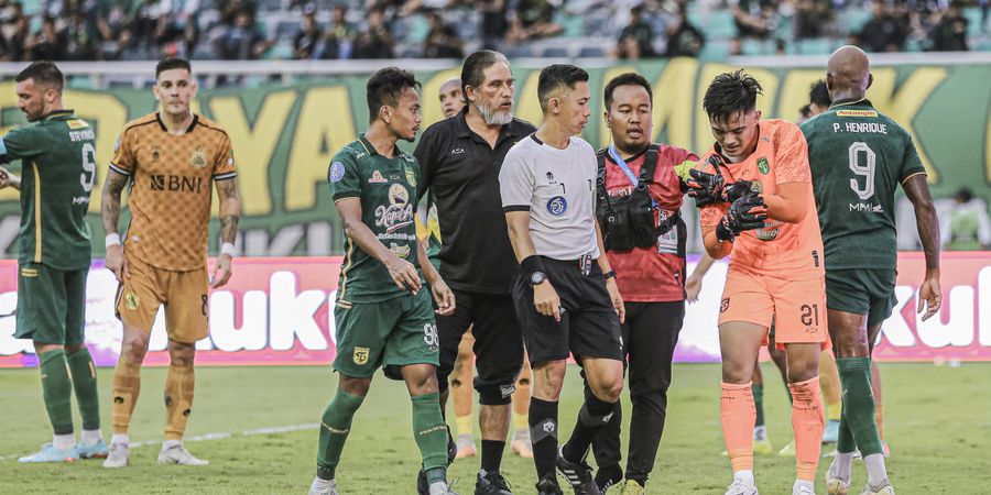 Kabar Terbaru Kondisi Ernando Ari Usai Cedera di Laga Persebaya Lawan Bhayangkara FC