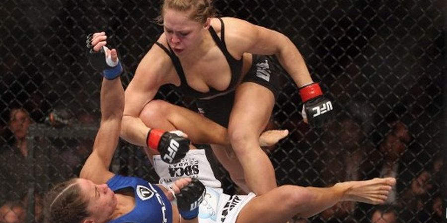SEJARAH HARI INI - Adu Jagoan Perempuan Pertama di UFC, Ronda Rousey Terlalu Kuat 