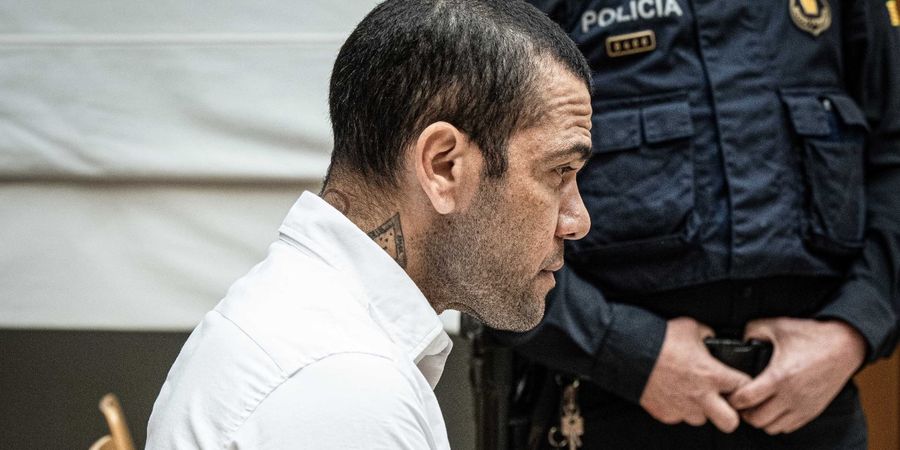 Dani Alves Bunuh Diri di Penjara Cuma Hoaks, Keluarga Legenda Barcelona Naik Pitam