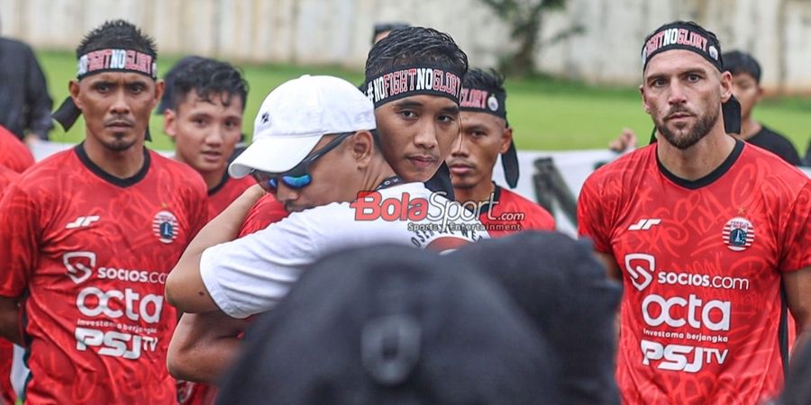 Seperti Kura-kura Ninja, The Jakmania Kasih Ikat Kepala ke Pemain Persija Jelang Lawan Persib