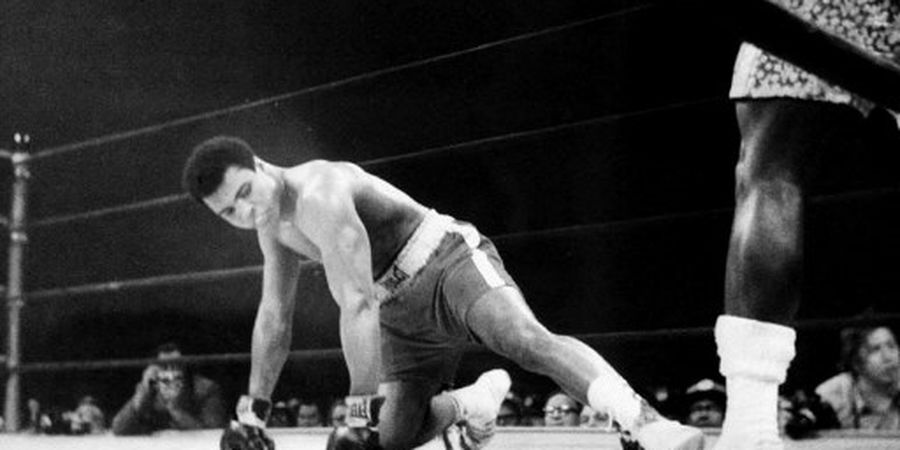 SEJARAH HARI INI - Dipukul Roboh Musuh Besar, Muhammad Ali Alami Kekalahan Pertama