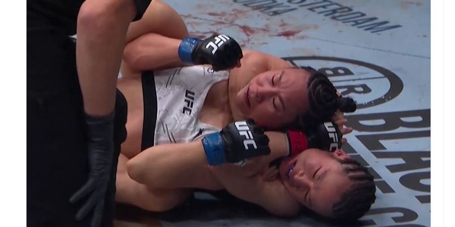 Hasil UFC 300 - Hampir Pingsan di Ronde 1, Yan Xiaonan Paksa Zhang Weili Bertarung 5 Ronde