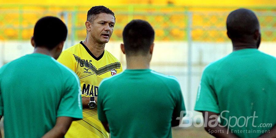 Gomes Minta Lini Belakang Madura United Lebih Rapat