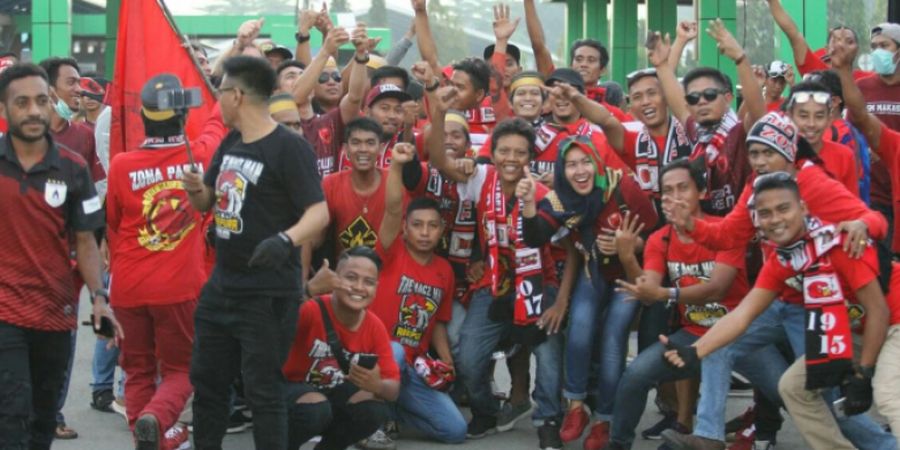  PSM Makassar Disambut Hangat oleh Suporternya di Jayapura  