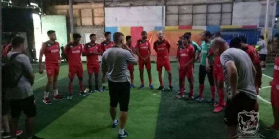 VIDEO - Mengintip Keseruan Skuat Madura United Dalam Bermain Futsal di Jayapura