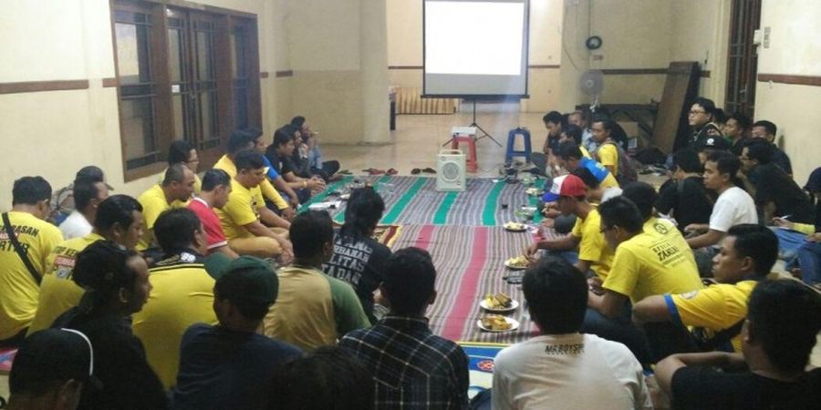 Demi Target Tinggi Musim 2017, Manajemen Persegres Bersua dengan Ultras