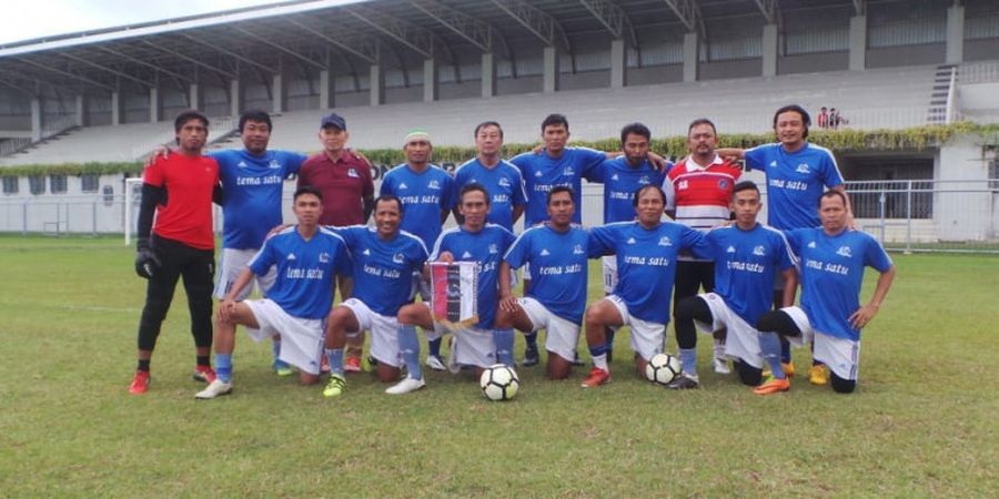 Aksi Konyol Eks Pemain Persija Bersama Tim Sepak Bola Veteran di Banyuwangi