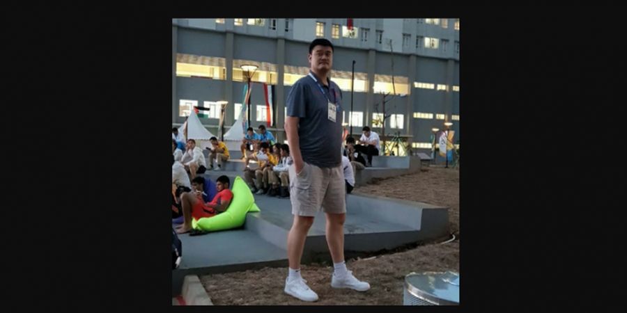 Tingginya Kebangetan, Yao Ming Harus Menunduk saat Melewati Pintu Hall Basket Senayan