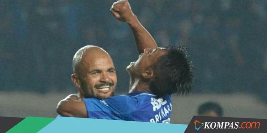 Respons Pelatih Persib Atas Kepergian Sergio Van Dijk ke Belanda