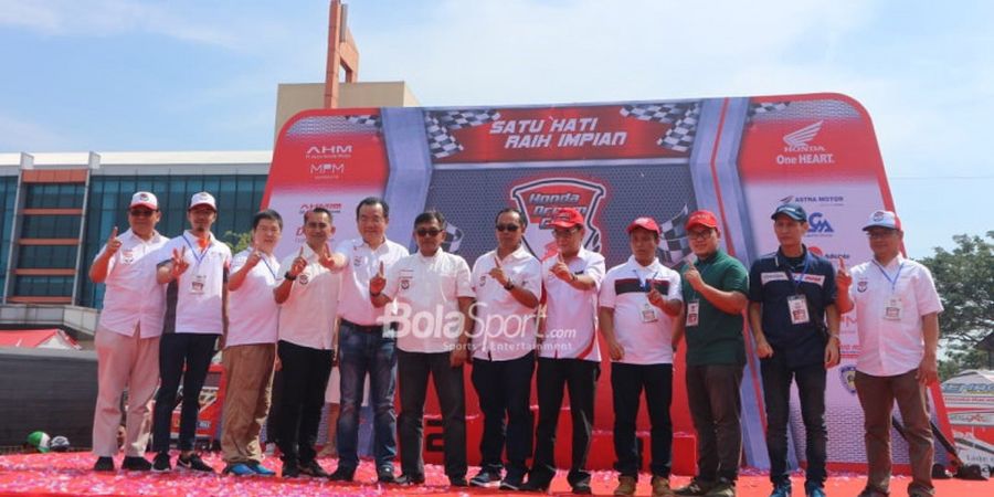 Pelepasan Balon Merah Putih ke Langit Surabaya Jadi Penanda Resmi Dibukanya Honda Dream Cup 2018 di Kota Pahlawan