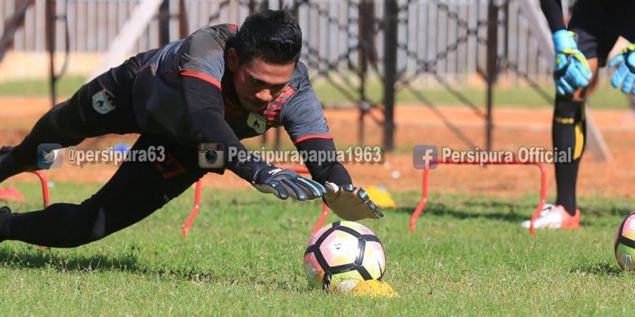 Gara-gara Persib, Pelatih Persipura Dituntut untuk Cadangkan Dede Sulaiman