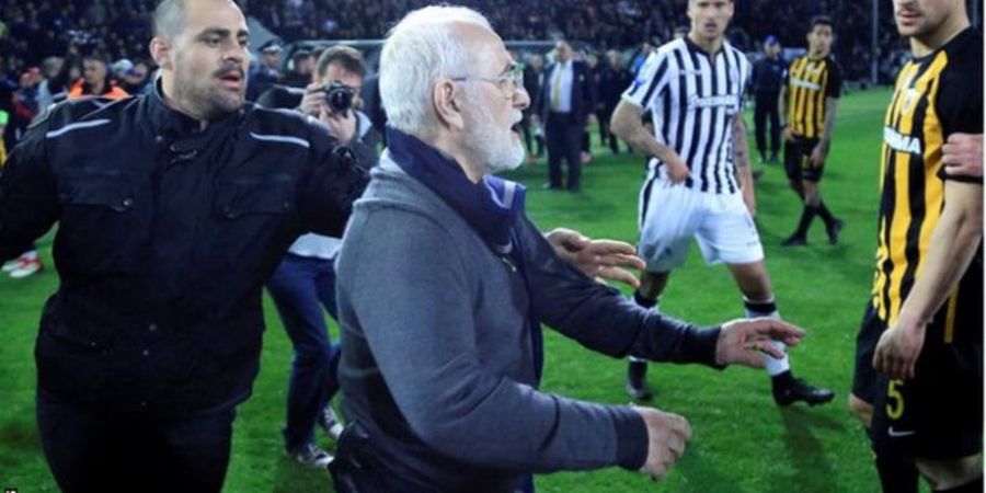 Bawa Senjata ke Lapangan, Presiden Klub Yunani Ini Dicekal 3 Tahun