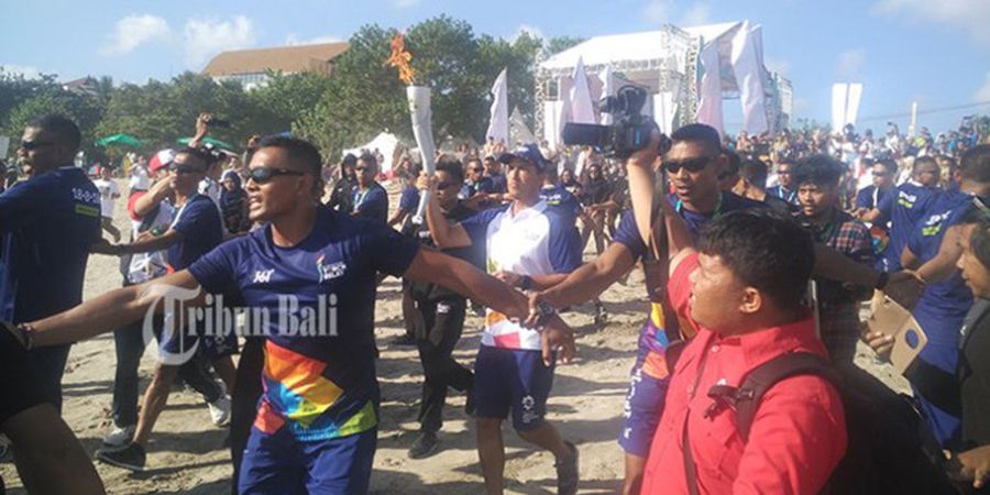 Di Bali, Obor Asian Games 2018 Sempat Dibawa Berselancar Hamish Daud