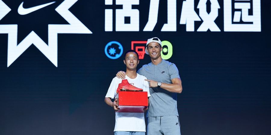 WOW! Guru Asal China Ini Terkejut Mendapatkan Sepatu Limited Edition dari Cristiano Ronaldo