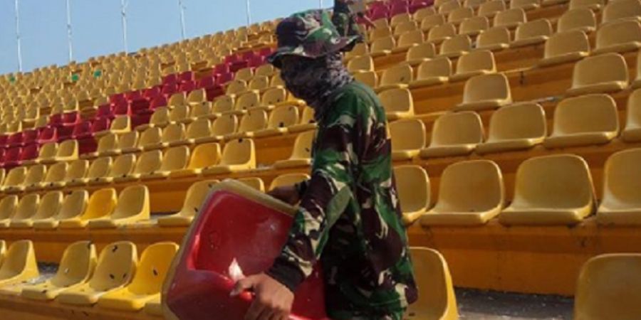 Prajurit TNI Bantu Perbaiki Stadion Gelora Sriwijaya Seusai Dirusak Suporter