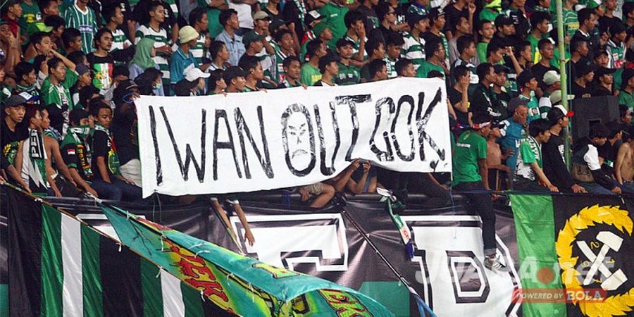 Yel-yel dan Spanduk Warnai Tuntutan Bonek agar Iwan Setiawan Tinggalkan Persebaya