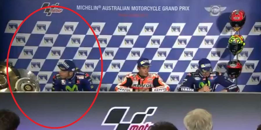 VIDEO - MotoGP Australia 2017: Marc Marquez Sedang Berbicara, Valentino Rossi Justru Asyik Lakukan Hai Ini