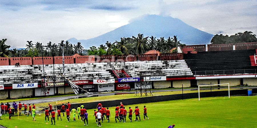 Pemandangan Cantik Gunung Agung dari Stadion Kapten I Wayan Dipta Saat Bali United Berlatih