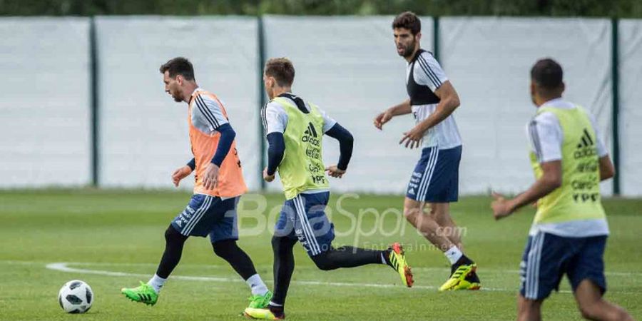 Penggemar Kerubungi Lionel Messi pada Sesi Latihan Terbuka Timnas Argentina 