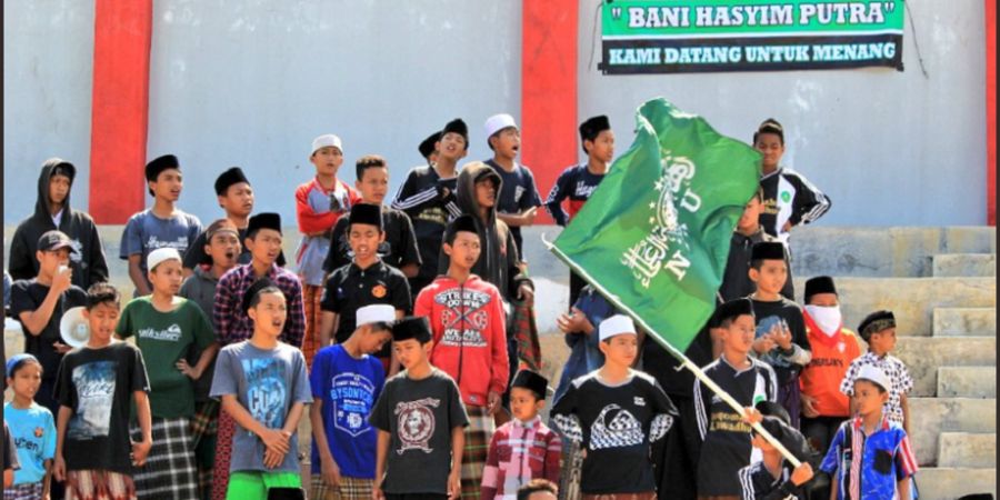 Bersholawat  Jadi Ciri Khas Suporter Ponpes Bani Hasyim FC dalam Memeriahkan Liga Santri DIY 2018