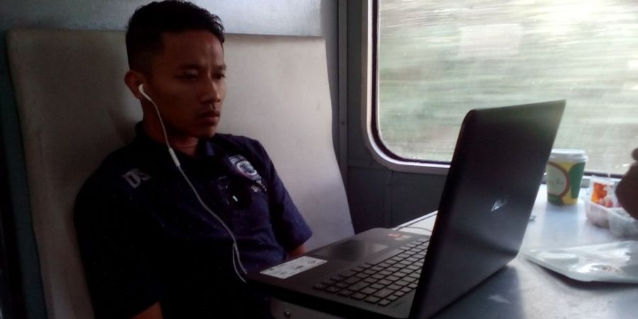 Naik Kereta ke Solo, Dendi Santoso Usir Jenuh dengan Nonton Film