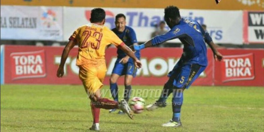 VIDEO - Skill Memukau Michael Essien Perdayai Empat Pemain Sriwijaya FC