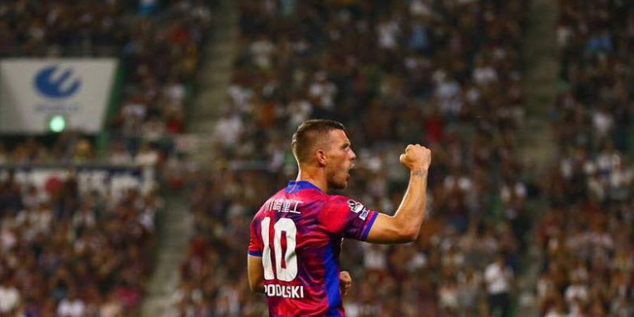 VIDEO - Senyum Keheranan Lukas Podolski karena Insiden Kartu Kuning Konyol, Wajib Ditonton!
