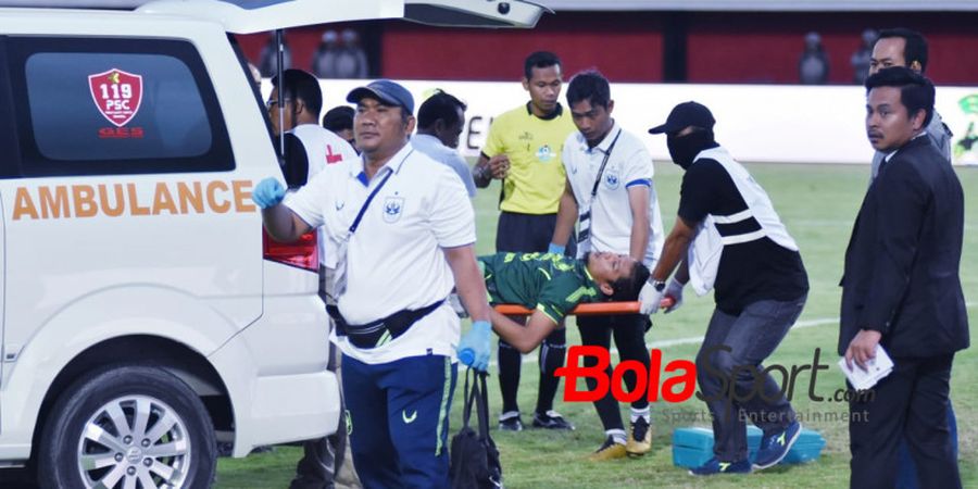 Kiper PSIS Semarang Dilarikan ke Rumah Sakit Usai Bertabrakan di Proses Gol Kedua Bali United