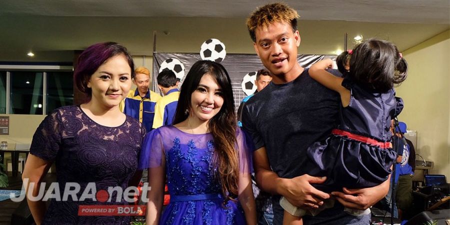 Hadir Sebagai Kejutan, Penyanyi Dangdut Doakan Kiper Arema FC Makin Tangguh