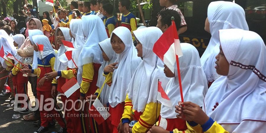 Pawai Obor Asian Games 2018 di Kota Solo Disambut Meriah Ratusan Pelajar