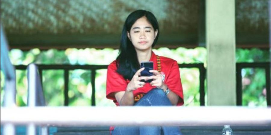 Wanita Cantik Ini Tak Mau Ketinggalan Kritik Kebijakan Wasit Asing Pada Laga Persija Jakarta Vs PSM Makassar