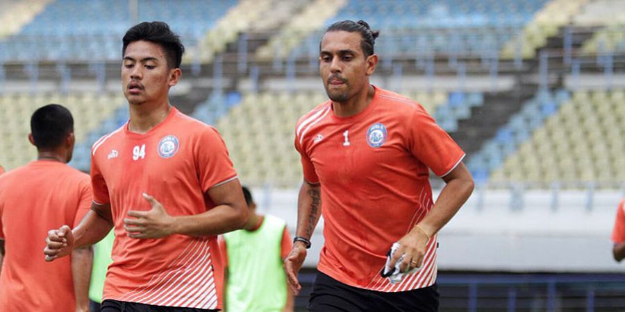 Bersaing dengan Balsa Bolzovic, Bagaimana Peluang Gustavo Lopez Kembali ke Arema FC?