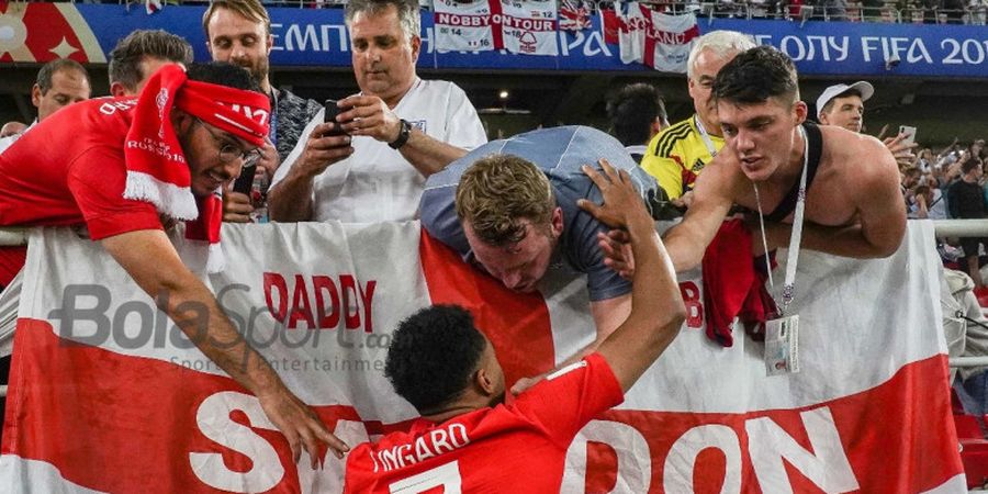 Suporter Inggris Hadirkan 'Arsene Wenger' di Laga Melawan Swedia