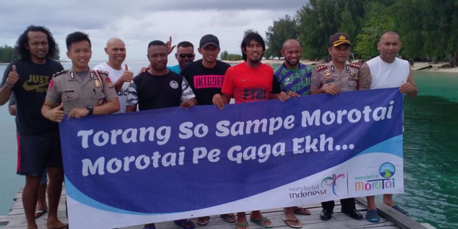 Eks Timnas Menghibur Morotai, Batang Kelapa pun Jadi Tempat Duduk