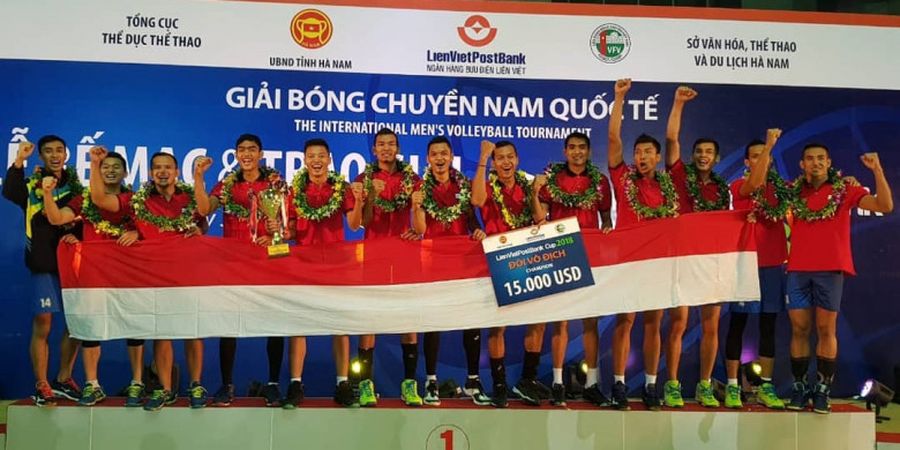 Piala LienVietPostBank 2018 dari TImnas Voli Putra Indonesia Akhirnya Diserahkan ke PBVSI