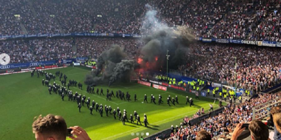 Resmi Terdegradasi, Fan Klub Liga Jerman Ini Luapkan Emosi di Dalam Stadion 