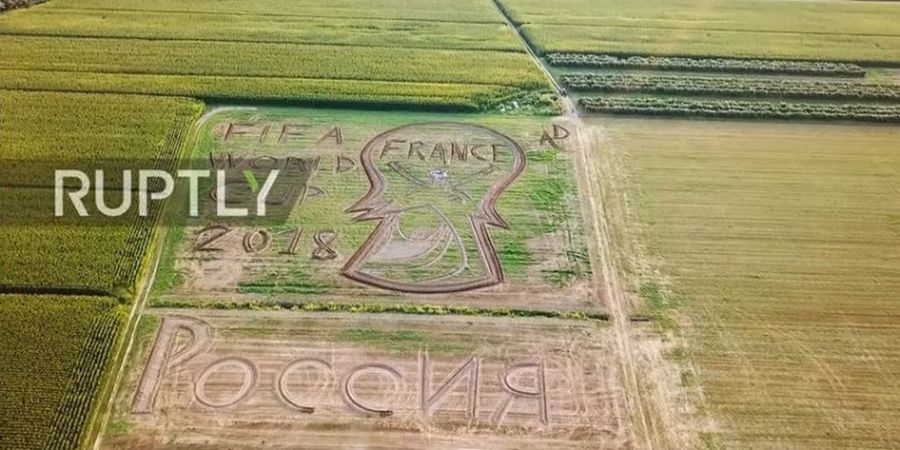 Kisah Warga Italia Menggambar Trofi Piala Dunia 2018 Menggunakan Traktor