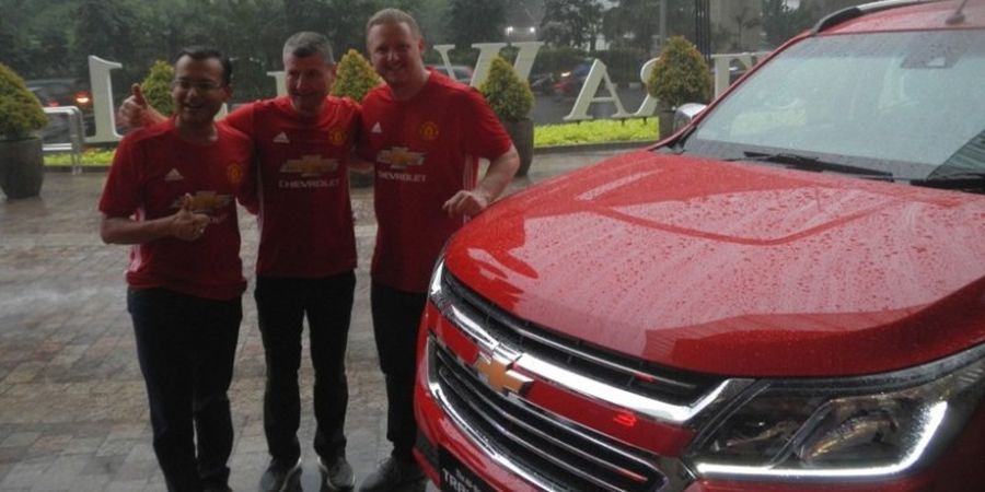 Dua Legenda Man United Hujan-hujanan Perkenalkan Mobil Baru Sponsor Tim
