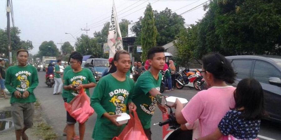 Komunitas Bonek Kota Beriman Jombang Gelar Acara Berbagi Takjil 