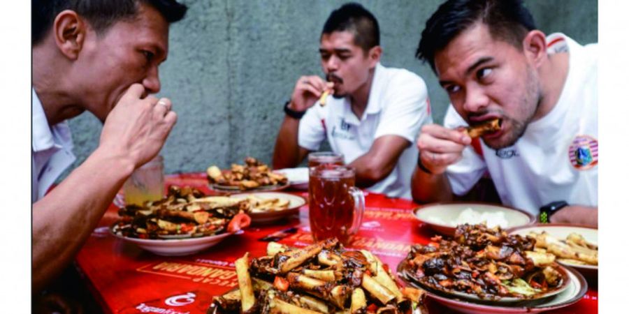 Santap Kuliner di Solo, Wajah Andritany Mencuri Perhatian Netizen