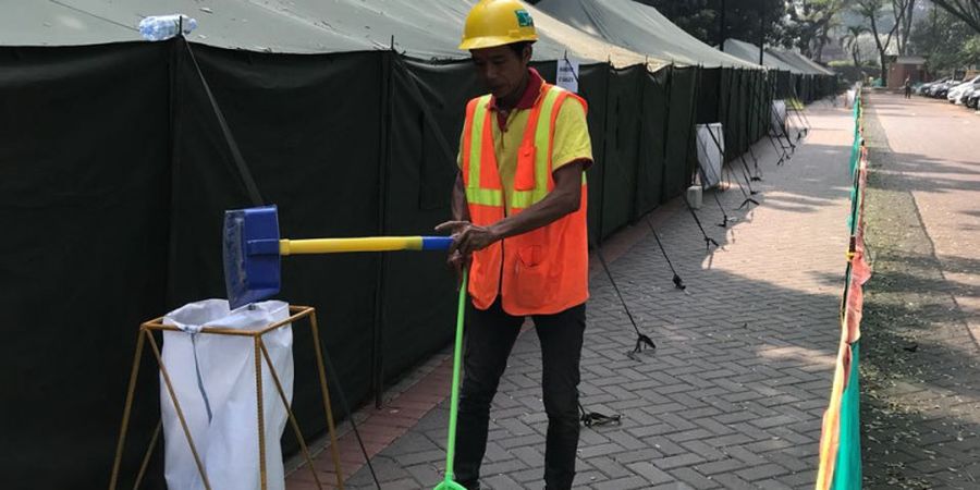 Menilik Sosok Pahlawan di Balik Bersihnya Stadion Utama Gelora Bung Karno Jelang Asian Games 2018